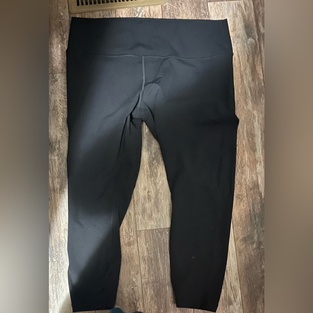 NWOT Lululemon black 25’ leggings